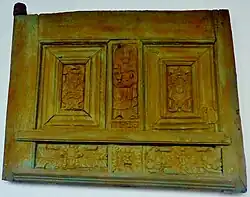 Haut de porte de la chapelle Saint-Éloi de Ploudaniel (en bois, début XVIIe&nbsp;siècle, style Renaissance, musée du Léon de Lesneven).