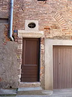 La porte, surmontée d'un oculus