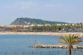 Vue de la montagne de Montjuïc depuis le port olympique de Barcelone.