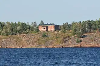 Vasikkasaari et la Maison du Commandant qui s'élève du côté ouest de l'îleLa maison a été construite en 1870 comme tour de guet russe.