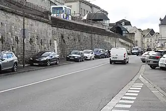 Le Poma approchant la station Hôtel de Ville.