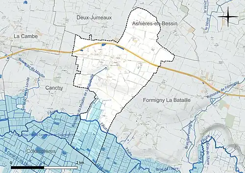 Carte en couleur présentant le réseau hydrographique de la commune