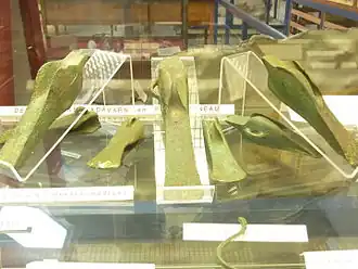 Haches à aileron trouvées dans le dépôt de Kergadavarn en Plouguerneau (Musée de la préhistoire finistérienne de Penmarc'h).