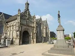 Le porche et le monument aux morts.
