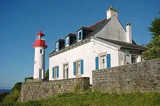 Le phare de Port Manec'h et la maison du gardien.