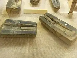 Moules ayant servi à la fabrication de haches préhistoriques (Musée de la préhistoire finistérienne de Penmarc'h).