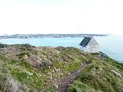 Plogoff : la Pointe du Mouton et l'Anse du Loc'h ; à l'arrière-plan, Primelin