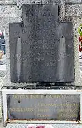 Plaques de la tombe de la famille Roulliaux indiquant notamment les trois frères morts pour la France pendant la Première Guerre mondiale