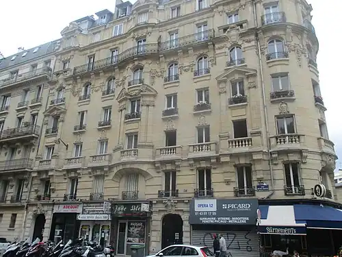 Immeuble de Chaplet & Perrin arborant des sculptures de Georges Ardouin au 17 rue Michel-Chasles à Paris.