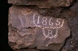 Millésime 1865 sur montant d'entrée à Fitou (Aude).