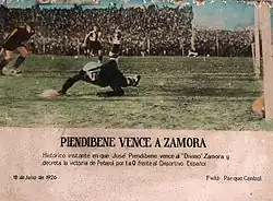 Photographie de Ricardo Zamora après plongeon regardant le ballon passer la ligne de but.