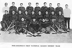 Photo de l'équipe des Quakers qui pose sur trois rangs.