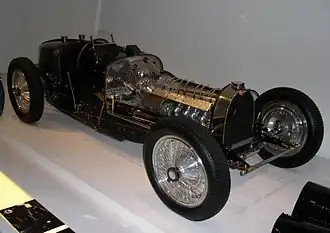 Photo d'une Bugatti Type 59, statique, sans son capot moteur.