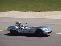 Une Lola Mk1 prototype de 1958 en course durant le Stirling Moss Trophy du Grand Prix de l'Âge d'Or 2011.