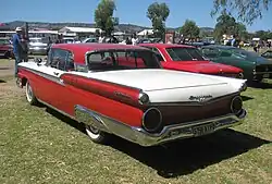 Ford Galaxie Skyliner de 1959. Les Galaxie de 1959 portaient à la fois les badges Fairlane 500 et Galaxie