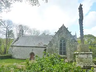 Bannalec : la chapelle Saint-Mathieu et son calvaire.