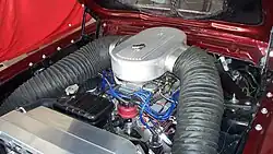 Détail du moteur 427 avec prise d'air unique à double tuba