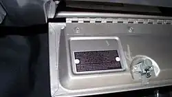 Plaque de non-responsabilité d'ajustement et de finition rare rivetée à l'intérieur de la porte de la boîte à gants