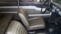Intérieur de la voiture sur la photo ci-dessus avec ses sièges baquets provenant de l'Econoline avec plus tard un volant Ford et un sélecteur de transmission automatique