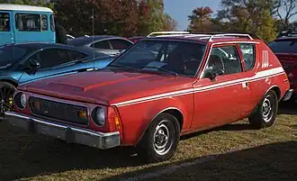 Une voiture bleue vue de se côté gauche.