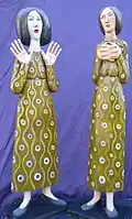 Deux anges de Klimt (vers 1990), bois polychrome, 110&nbsp;cm, collection particulière non sourcée.