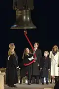 Chelsea Clinton faisant sonner une réplique de la Liberty Bell lors de la première investiture de son père.