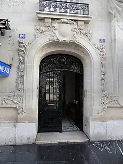 Porte d'entrée de l'immeuble.