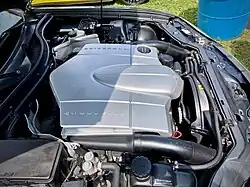 Photo d'un compartiment moteur de voiture, vue du dessus, côté passager.