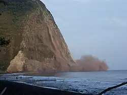 Glissement de terrain au niveau de la vallée de Waipiʻo sur les falaises littorales du Hāmākua Pali, lors du séisme de 2006 à Hawaï.