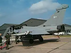Un Rafale devant les hangars de la base.