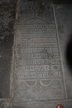 Photographie d’une pierre tombale ancienne.