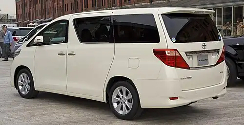 2008 Toyota H20, pare choc dépassant de la porte de coffre