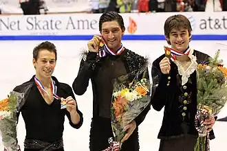 Ryan Bradley sur le podium du Skate America 2009 avec Evan Lysacek et Shawn Sawyer.