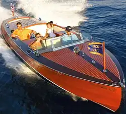 2010 Runabout Triple-cockpit elargit Hacker-Craft, sur la mer