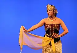 Danseuse de serimpi avec un jamang sur le front.