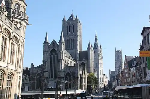 Les trois tours de Gand en enfilade : l'église Saint-Nicolas, le beffroi et la cathédrale Saint-Bavon.