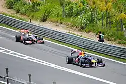 Photo de Sebastian Vettel qui précède Lewis Hamilton lors du Grand Prix