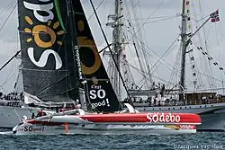 Le trimaran en mer croise un vieux gréement lors des Tonnerres de Brest