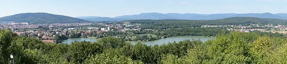 Le Salbert (à gauche) et la ligne bleue des Vosges dans le paysage de Belfort, vue prise depuis la Miotte.