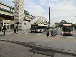 Station et arrêts de bus.