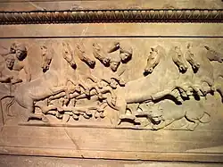 Côté de sarcophage, deux chars à quatre chevaux