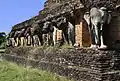 Statues d'éléphants de la terrasse, qui soutiennent le chedi principal de Wat Chang Lom.