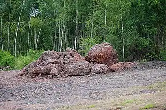 Blocs de pierres rouges et noires.