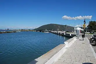 Début de la jetée de la route E.O.42 vers le continent