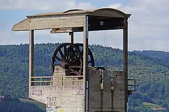 Détail du sommet du chevalement et des molettes.