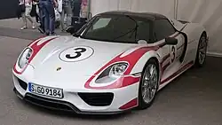 Photo de la 918 Spyder avec Pack Weissach, et film extérieur Salzburg Racing blanc et rouge