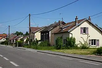 Des maisons ouvrières alignées mais toutes différentes et individuels.