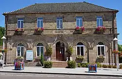 Vue d'un bâtiment à un étage portant l'inscription « mairie » à son fronton.