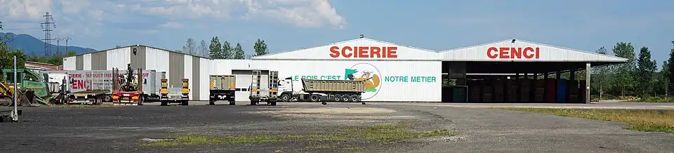 Vue des hangars et des entrepôts d'une scierie.