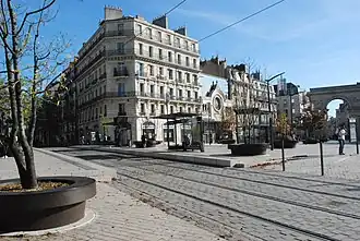 Immeuble haussmannien construit par Ardiot et Moncorget en 1895 et cinéma Le Darcy